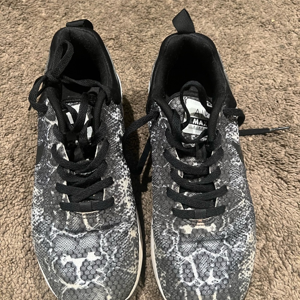 Women’s Nikes size 7.5